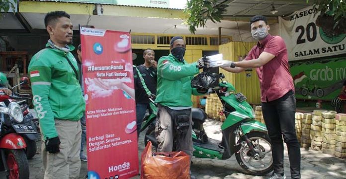 Astra Motor Bagikan 300 Paket Makanan kepada Para Driver Ojol