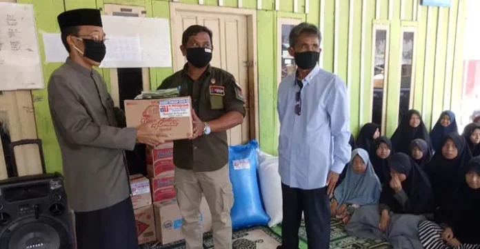 Perusda Kolaka Salurkan Paket Sembako ke Masyarakat