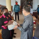 110 Mahasiswa Papua di Kendari Dapat Paket Sembako dari Pemkot 110 Mahasiswa Papua di Kendari Dapat Paket Sembako dari Pemkot