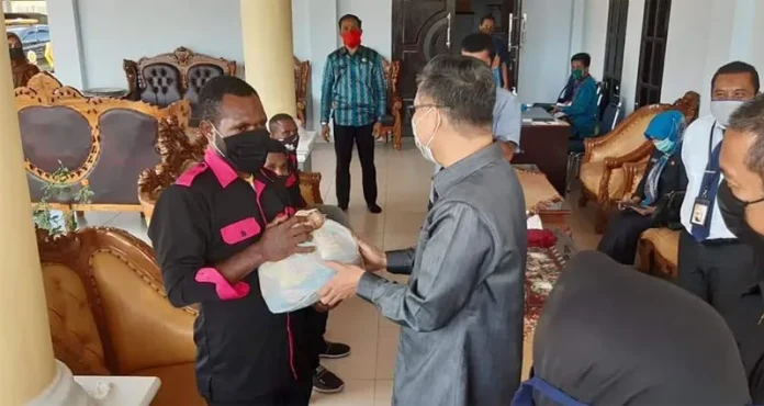 bantuan 110 Mahasiswa Papua di Kendari Dapat Paket Sembako dari Pemkot