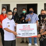 FKIJK Sultra Serahkan Rp100 Juta untuk Bantuan Covid-19 FKIJK Sultra Serahkan Rp100 Juta untuk Bantuan Covid-19
