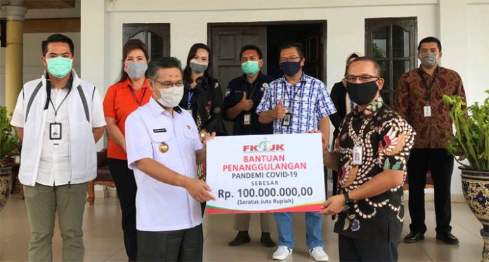 FKIJK Sultra Serahkan Rp100 Juta untuk Bantuan Covid-19