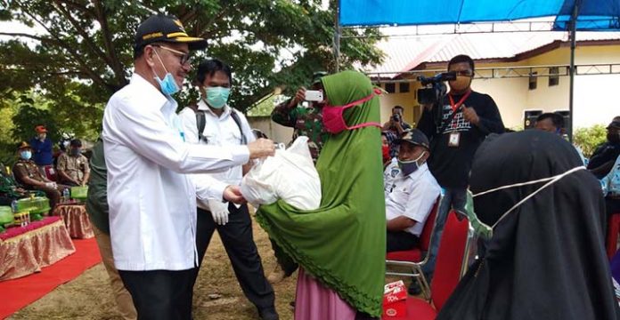 Pemkab Konsel Salurkan Bantuan ke Warga Terdampak Covid-19