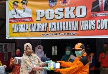Organisasi Perempuan di Kolaka Berbagi 1.000 Masker dan Paket Sembako Organisasi Perempuan di Kolaka Berbagi 1.000 Masker dan Paket Sembako