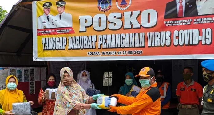 Organisasi Perempuan di Kolaka Berbagi 1.000 Masker dan Paket Sembako