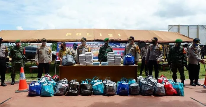 Polda Sultra Salurkan 3 Ribu Paket Bantuan ke Warga