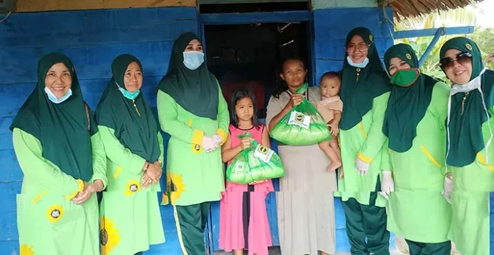 BKMT Konawe Bagikan Ratusan Paket Sembako untuk Warga Kurang Mampu