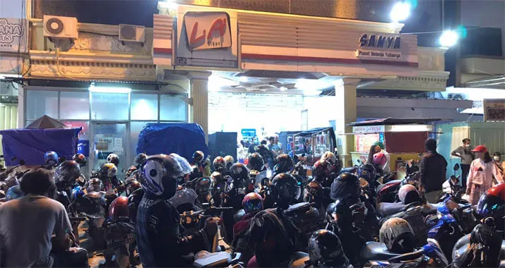 Pusat Perbelanjaan di Kendari Dipadati Masyarakat