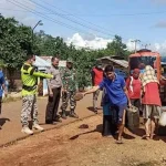 Polsek Puriala Bagikan Cairan Disinfektan ke Warga Polsek Puriala Bagikan Cairan Disinfektan ke Warga