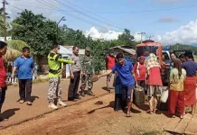 Polsek Puriala Bagikan Cairan Disinfektan ke Warga Polsek Puriala Bagikan Cairan Disinfektan ke Warga