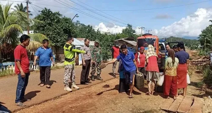 Polsek Puriala Bagikan Cairan Disinfektan ke Warga