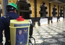 Tina Nur Alam Semprot Disinfektan Masjid dan Pesantren di Kendari Tina Nur Alam Semprot Disinfektan Masjid dan Pesantren di Kendari