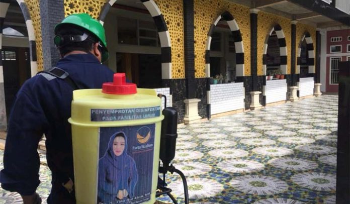 Tina Nur Alam Semprot Disinfektan Masjid dan Pesantren di Kendari