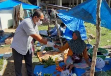 DPPKBP3A Mubar Bagikan Masker Gratis ke Masyarakat DPPKBP3A Mubar Bagikan Masker Gratis ke Masyarakat