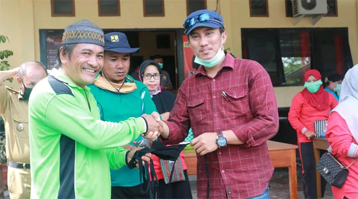 Anggota DPRD Kolut Gandeng IMI Lakukan Penyemprotan Disinfektan