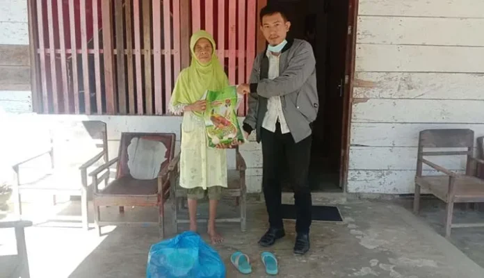 FIF Konawe Bagikan Puluhan Paket Sembako Gratis ke Warga