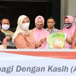 FKIJK Sultra Salurkan Bantuan Sosial untuk Warga Kendari FKIJK Sultra Salurkan Bantuan Sosial untuk Warga Kendari