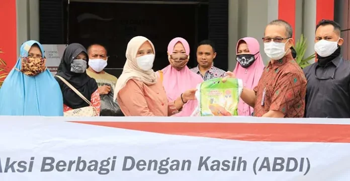 FKIJK Sultra Salurkan Bantuan Sosial untuk Warga Kendari