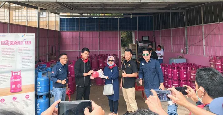 Pertamina dan Hiswana Migas Bagi Masker dan Sarung Tangan ke 50 SPBU di Sultra
