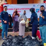 Pertamina dan Hiswana Migas Bagikan Sembako di Kendari Pertamina dan Hiswana Migas Bagikan Sembako di Kendari