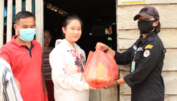 TNRAW Bagi Sembako di 7 Desa sekitar Kawasan Taman Nasional 