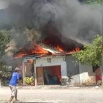 Ditinggal Pemiliknya, Satu Rumah di Kolut Ludes Terbakar Ditinggal Pemiliknya, Satu Rumah di Kolut Ludes Terbakar