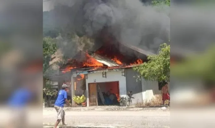 kebakaran Ditinggal Pemiliknya, Satu Rumah di Kolut Ludes Terbakar