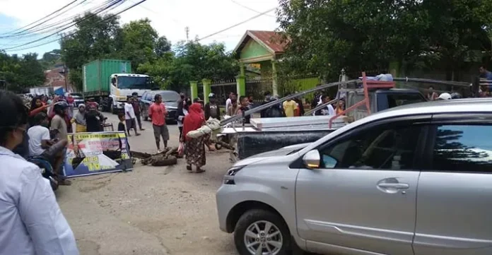 Merasa Dikucilkan, Warga Kilo 4 Baubau Blokir Jalan