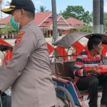 Bagikan Makanan Gratis, Kapolres Kolaka : Kami Juga Sosialisasi Covid-19 Bagikan Makanan Gratis, Kapolres Kolaka : Kami Juga Sosialisasi Covid-19