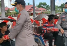 Bagikan Makanan Gratis, Kapolres Kolaka : Kami Juga Sosialisasi Covid-19 Bagikan Makanan Gratis, Kapolres Kolaka : Kami Juga Sosialisasi Covid-19