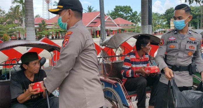 Bagikan Makanan Gratis, Kapolres Kolaka : Kami Juga Sosialisasi Covid-19