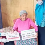 Puluhan Lansia di Konut Terima Bantuan Sembako dari Tim PKK Puluhan Lansia di Konut Terima Bantuan Sembako dari Tim PKK