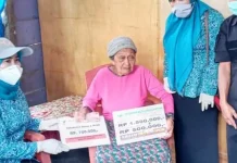 Puluhan Lansia di Konut Terima Bantuan Sembako dari Tim PKK Puluhan Lansia di Konut Terima Bantuan Sembako dari Tim PKK