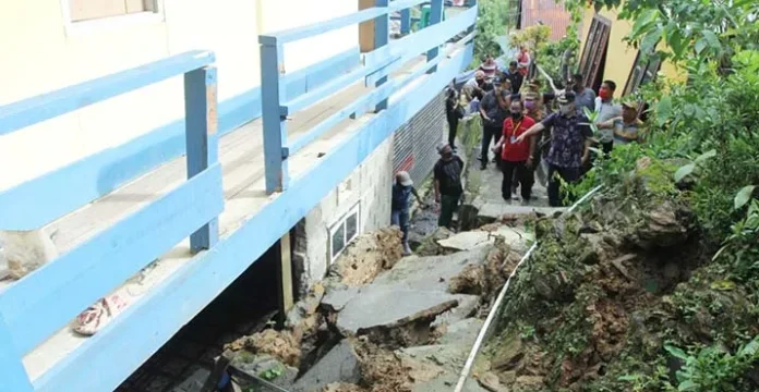 Satu Rumah di PSatu Rumah di Punggaloba Rusak Akibat Longsorunggaloba Rusak Akibat Longsor