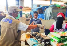 Satgas Covid-19 Bagi Seribu Masker di Pasar Sentral Bombana Satgas Covid-19 Bagi Seribu Masker di Pasar Sentral Bombana