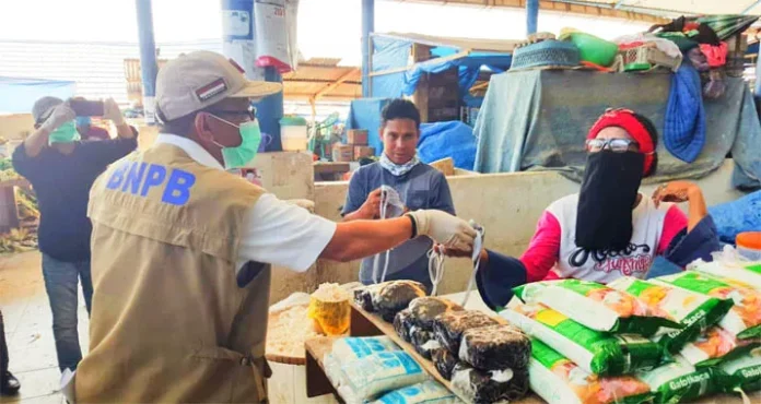 Satgas Covid-19 Bagi Seribu Masker di Pasar Sentral Bombana