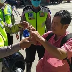 Polres Kolaka Beri Masker ke Pengendara yang Tertib Lalu Lintas Polres Kolaka Beri Masker ke Pengendara yang Tertib Lalu Lintas