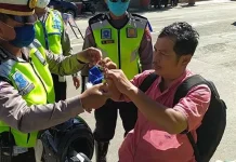 Polres Kolaka Beri Masker ke Pengendara yang Tertib Lalu Lintas Polres Kolaka Beri Masker ke Pengendara yang Tertib Lalu Lintas