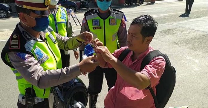 Polres Kolaka Beri Masker ke Pengendara yang Tertib Lalu Lintas