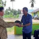 Peduli Corona, Aleg di Mubar Berikan Bantuan Sembako Gratis kepada Warga Peduli Corona, Aleg di Mubar Berikan Bantuan Sembako Gratis kepada Warga
