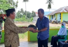 Peduli Corona, Aleg di Mubar Berikan Bantuan Sembako Gratis kepada Warga Peduli Corona, Aleg di Mubar Berikan Bantuan Sembako Gratis kepada Warga
