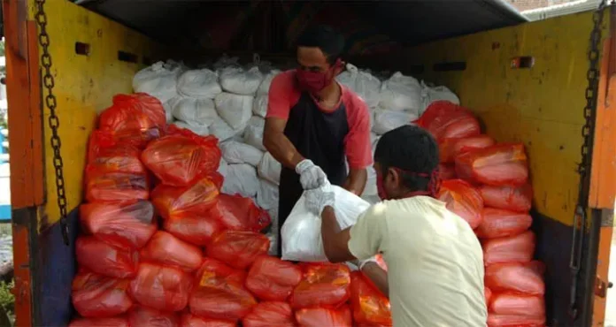BKMT Konawe Bagikan Ratusan Paket Sembako untuk Warga Kurang Mampu