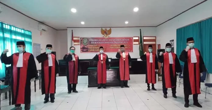 Ketua PN Lasusua Lantik Lima Hakim Baru