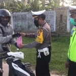 Peduli Covid-19, Satlantas Polres Muna Bagi Takjil Kepada Masyarakat Peduli Covid-19, Satlantas Polres Muna Bagi Takjil Kepada Masyarakat