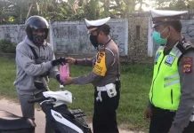 Peduli Covid-19, Satlantas Polres Muna Bagi Takjil Kepada Masyarakat Peduli Covid-19, Satlantas Polres Muna Bagi Takjil Kepada Masyarakat