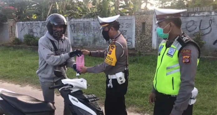 Peduli Covid-19, Satlantas Polres Muna Bagi Takjil Kepada Masyarakat