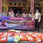 Peduli Warga Kurang Mampu, Polsek Kodeoha Bagi Sembako Peduli Warga Kurang Mampu, Polsek Kodeoha Bagi Sembako