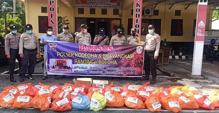 Peduli Warga Kurang Mampu, Polsek Kodeoha Bagi Sembako