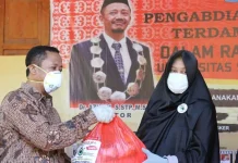 USN Bagikan 500 Paket Sembako ke Warga Kolaka USN Bagikan 500 Paket Sembako ke Warga Kolaka