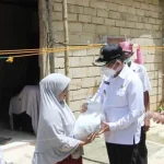 Wali Kota Kendari Bagikan Sembako Gratis Tahap Pertama ke Warga Wali Kota Kendari Bagikan Sembako Gratis Tahap Pertama ke Warga
